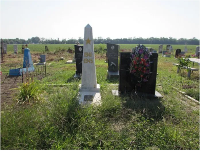 Братская могила советских воинов, погибших в бою с фашистскими захватчиками, 1942-1943 годы №2632 х.Междуреченский, кладбище